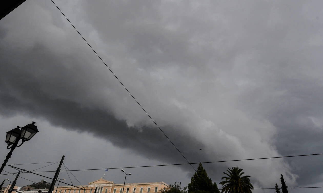 Βίντεο: Η κακοκαιρία που χτύπησε την Αττική σε κάτι παραπάνω από ένα λεπτό